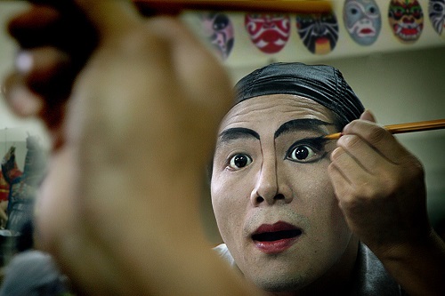    “Hoa Trang” (An Artist Making-up)