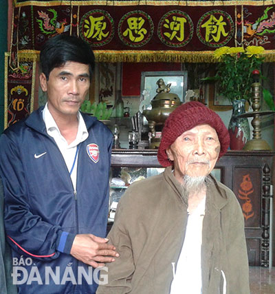 Cụ già 106 tuổi Lê Lựu kể về những tập tục xưa của xóm Trà Kiểm, làng Quá Giáng.Ảnh: V.T.L