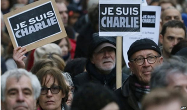 Mọi người trong cuộc tuần hành tại Paris với khẩu hiệu “Je suis Charlie” ngày 11-1-2015.