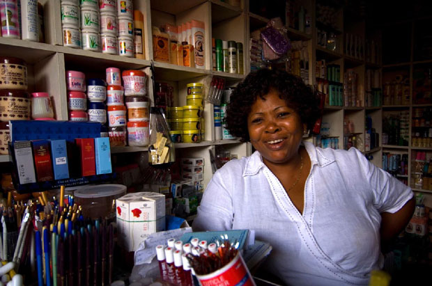 Một phụ nữ làm chủ cửa hàng ở Ghana.