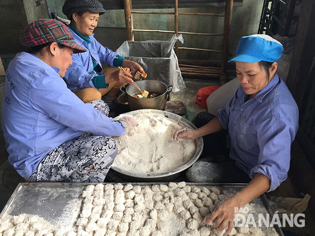 Không khí hối hả tại nhiều làng nghề truyền thống khi Tết Nguyên đán Ất Mùi sắp đến. (Ảnh chụp tại cơ sở sản xuất bánh khô mè, khô nổ “Bà Liễu mẹ” ở phường Hòa Thọ Đông, quận Cẩm Lệ). 