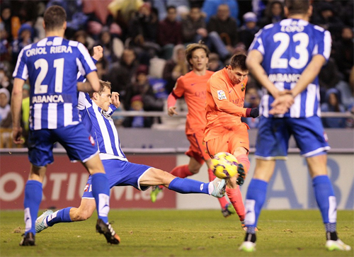 Messi tung cú sút không thể cản phá về phía khung thành Deportivo.