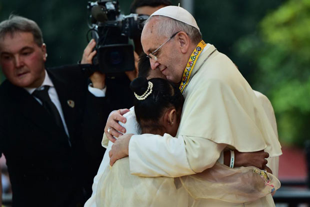 Giáo hoàng Francis an ủi cô bé Glyzelle Palomar.           Ảnh: AFP