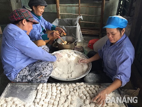  Kho me (sesame cake) being made