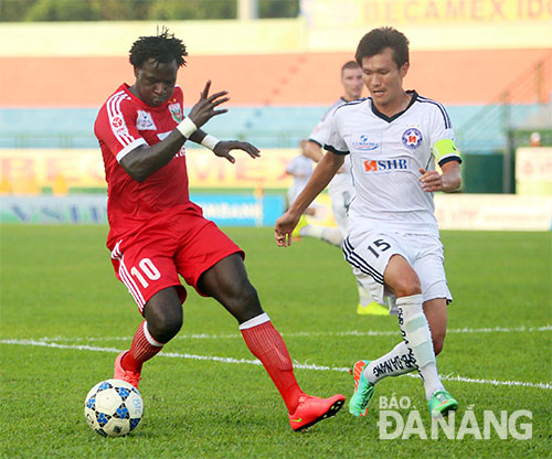 SHB DN’s midfielder Hai Lam (15) challenges Dieng (10)