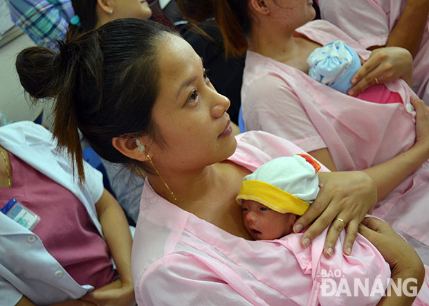 Trẻ cần được sàng lọc ngay sau sinh để kiểm tra các nguy cơ mắc bệnh hoặc dị tật. TRONG ẢNH: Trẻ sơ sinh tại Bệnh viện Phụ sản - Nhi Đà Nẵng.