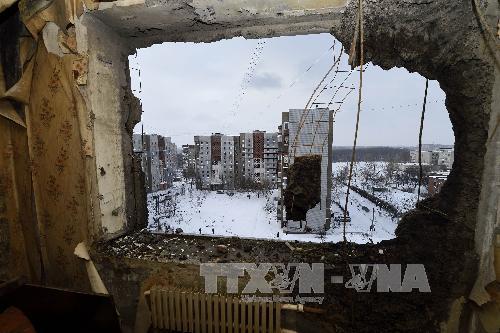 Một ngôi nhà bị hư hại do trúng đạn pháo tại Donetsk. Ảnh: AFP-TTXVN