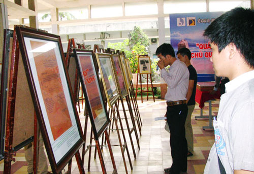 Visitors at an exhibition on the Hoang Sa archipelago