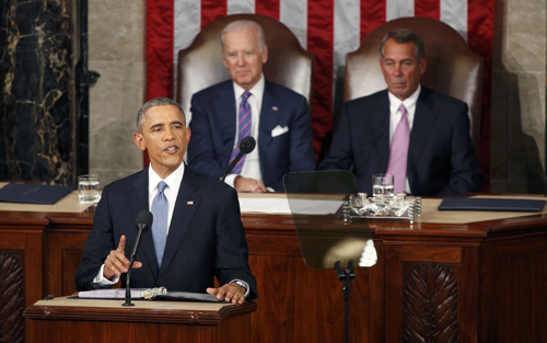 Tổng thống Obama đọc Thông điệp Liên bang tại Đồi Capitol. Phía sau ông là phó tổng thống Joe Biden (trái) và Chủ tịch Hạ viện John Boehner. Ảnh: Reuters