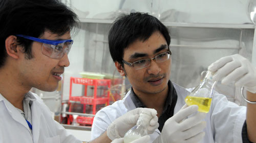 Prof. Phan Thanh Son Nam (L) and his student Le Khac Anh Ky in the lab of the Ho Chi Minh City University of Technology under the Vietnam National University-Ho Chi Minh City Tuoi Tre