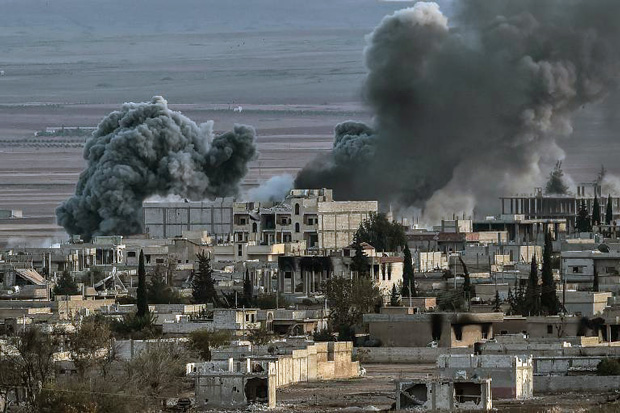 Khói bốc lên sau một cuộc không kích của liên quân tại thành phố Kobane, Syria vào tháng 11-2014.  					  Ảnh: AFP