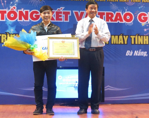 First prize winner Tuan (left)