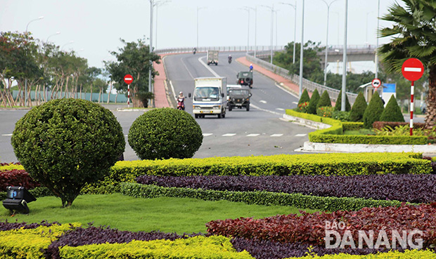 Đảo giao thông phía tây đường dẫn lên cầu Thuận Phước - một trong những cảnh quan đẹp của đường phố Đà Nẵng.  Ảnh: V.T.L