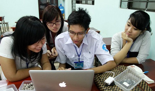 Students are seen accessing the Internet on a laptop at a university in Ho Chi Minh City. Tuoi Tre