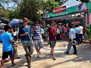 Visitors at the fourth Buon Ma Thuot Coffee Festival (Photo: VNA)