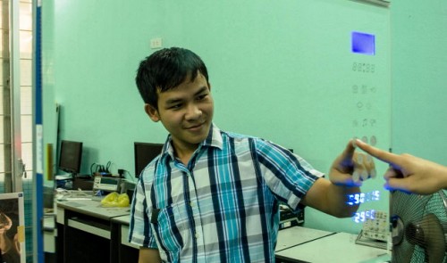 A member of the PIV-VK group and the smart mirror Tuoi Tre