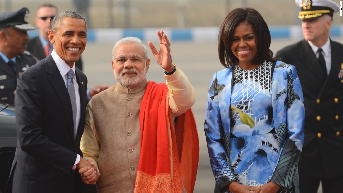 Tổng thống Barack Obama bắt tay Thủ tướng Narendra Modi, cạnh ông Modi là đệ nhất phu nhân Mỹ, Michelle Obama ngay khi ông Obama bước xuống máy bay tại sân bay quốc tế Palam, New Delhi, ngày 25-1-2015.