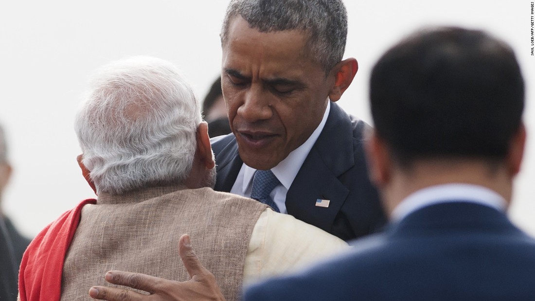 Thủ tướng Modi ôm chặt Tổng thống Obama tại chân cầu thang chuyên cơ Air Force One. 