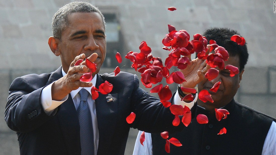 Tổng thống Obama thả những cánh hoa tưởng niệm tại đài tưởng niệm  Mahatma Gandi, một biểu tượng của tinh thần độc lập Ấn Độ tại thủ đô New Delhi.