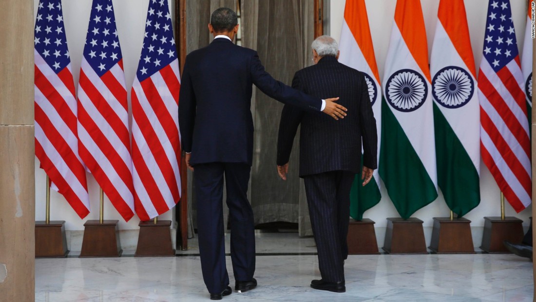 Tổng thống Obama và Thủ tướng Modi bước vào Tòa nhà  Hyderabad cho cuộc gặp gỡ.