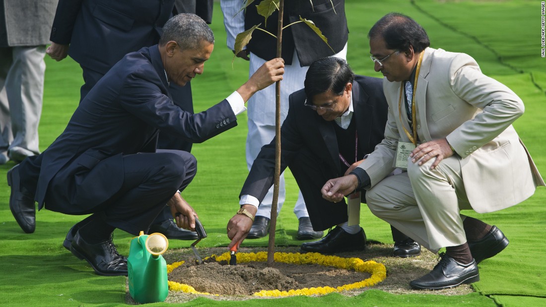 Ông Obama tham gia nghi thức trồng cây tại đền tưởng niệm Mahatma Gandi.    