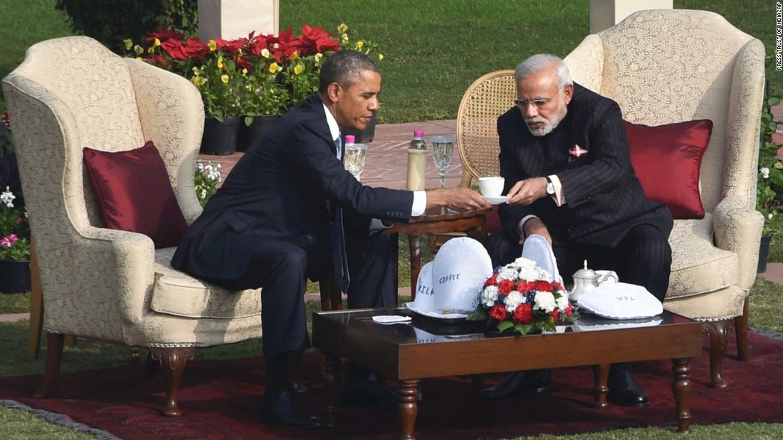 Hai vị nguyên thủ uống trà trong vườn Hyderabad. Ông Modi đã tự tay rót trà mời ông Obama tại vườn hoa Tòa nhà Hyderabad.