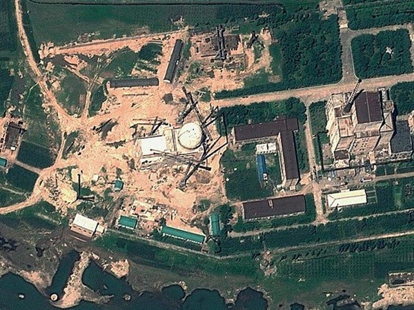 Hình ảnh vệ tinh cho thấy những cuộn khói của hơi nước và nước của hệ thống làm mát tại tổ hợp hạt nhân Yongbyon. (Nguồn: AFP)