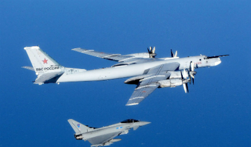 Chiến đấu cơ Typhoon của Anh chặn máy bay ném bom Tu-95 Bear của Nga tháng 9/2014 ở không phận quốc tế ngoài khơi Anh. Ảnh: RAF