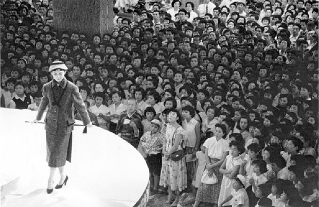 Trình diễn thời trang tại cửa hàng Mitsukoshi ở Nihonbashi, Tokyo, 1956.  Ảnh : Shigeichi Nagano