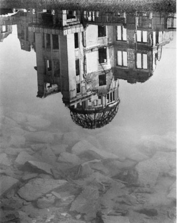 Đài tưởng niệm hòa bình Hiroshima đổ bóng trên  sông Ohta river, 1960-1965. Ảnh : Kikuji Kawada