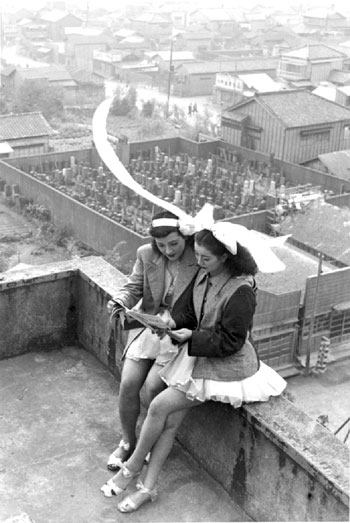 Vũ công nghỉ ngơi trên ban-công nhà hát kịch  ở Asakusa, Tokyo, 1949.  Ảnh: Takeyoshi Tanuma