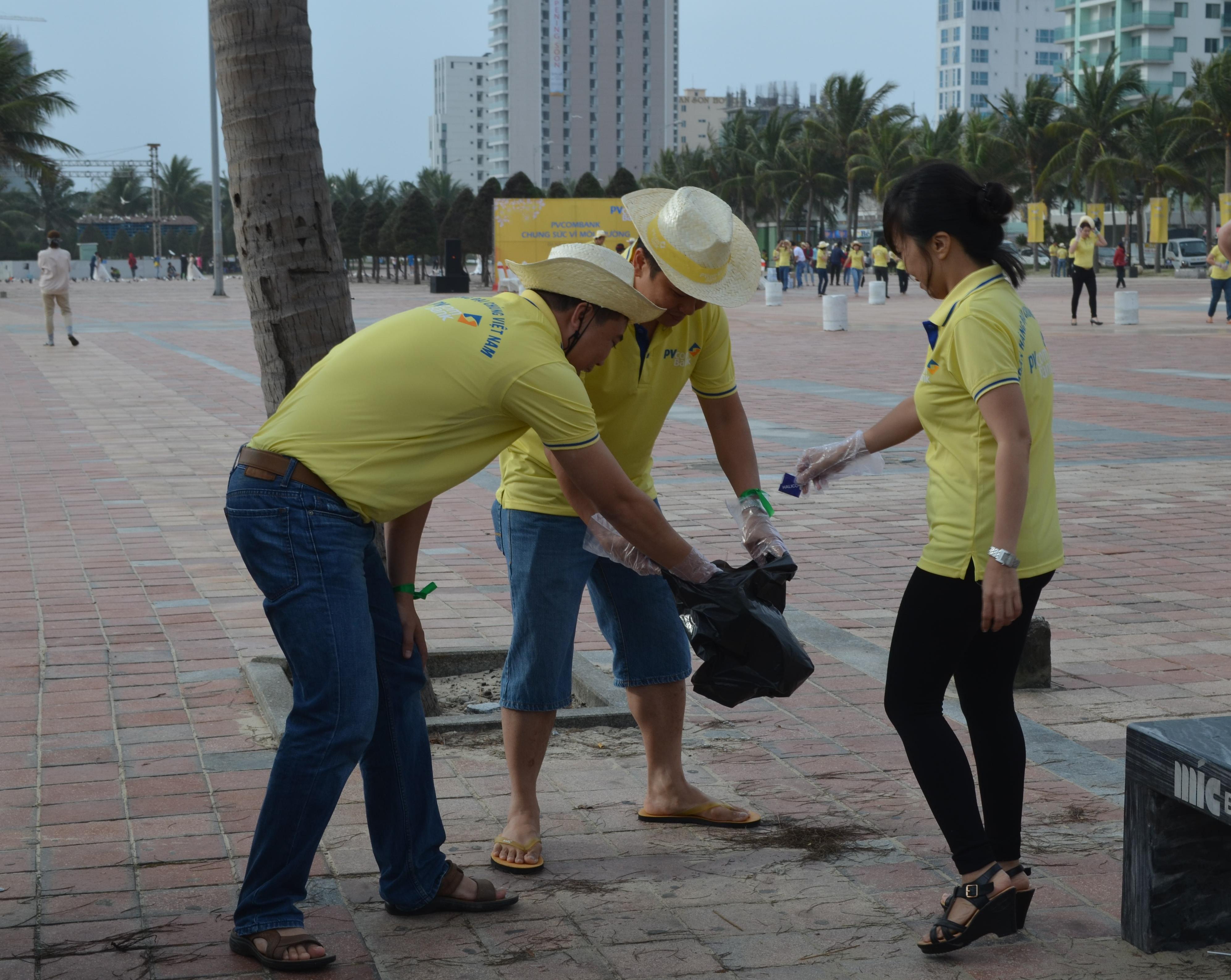 Các thành viên tham gia nhặt rác, dọn vệ sinh môi trường khu vực công viên và bãi biển Mỹ Khê.