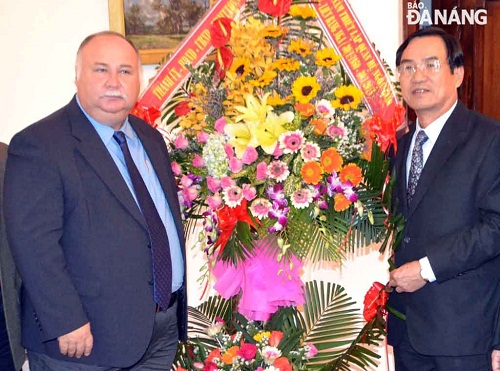 The Russian Consul General, Mr Valentin M Dikushin, (left) and Vice Chairman Viet