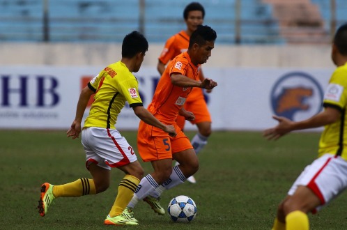 SHB DN’s midfielder Hoang Quang with the ball (5)