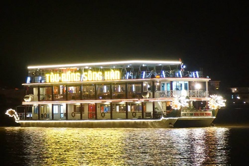 The “Tau Rong Song Han” floating restaurant