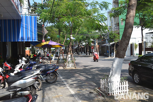 Người dân đã có ý thức chấp hành và giữ gìn trật tự vỉa hè thông thoáng ở các tuyến phố chính.  