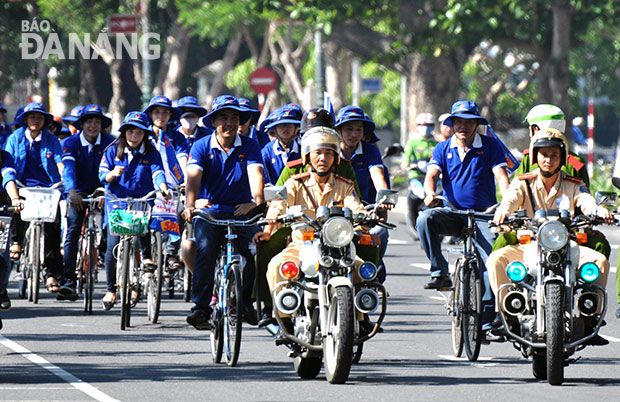 Tuổi trẻ thành phố ra quân tuyên truyền thực hiện “Năm văn hóa, văn minh đô thị”. Ảnh: Hoàng Hiệp