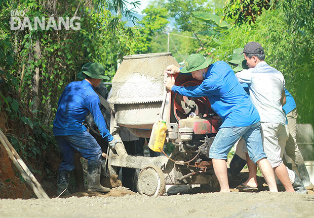 Sinh viên Đại học Đà Nẵng tham gia làm đường giao thông nông thôn ở xã Hòa Nhơn.