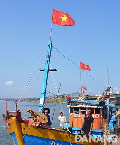 Cờ Tổ quốc tung bay là niềm tự hào, động lực để ngư dân bám biển, bảo vệ chủ quyền.