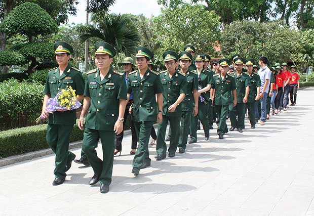 Giáo dục truyền thống luôn được Đảng ủy, Bộ Chỉ huy Bộ đội Biên phòng thành phố quan tâm. TRONG ẢNH: Tuổi trẻ Bộ đội Biên phòng thành phố về thăm quê Bác (19-5-2014).      Ảnh: BÁ VĨNH