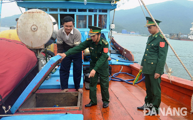 Cán bộ, chiến sĩ Trạm Biên phòng Mân Quang kiểm tra phương tiện tàu thuyền trước giờ ra biển khai thác hải sản.