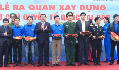 Officials from the Transport Ministry and Nghe An Province present gifts to members of the provincial Ho Chi Minh Communist Youth Union at the flagpole groundbreaking ceremony held on February 1, 2015.