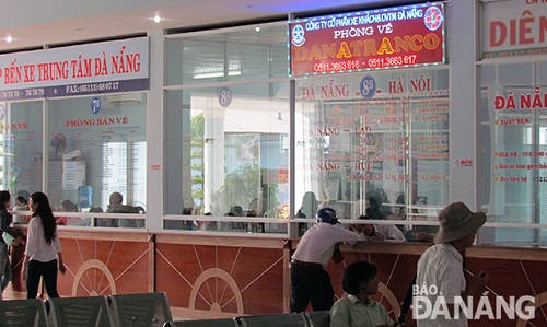 Customers at the Da Nang Coach Station  