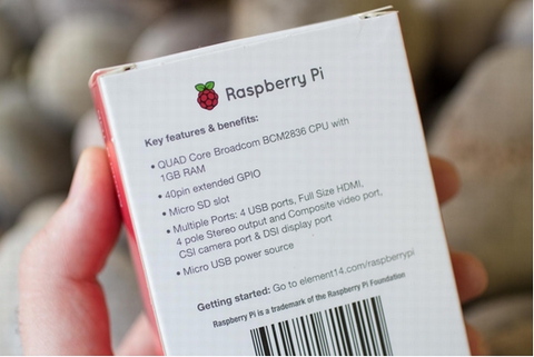 Raspberry Pi 2 model B nhỏ gọn bằng bàn tay. 