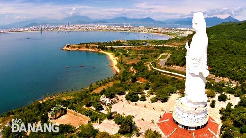  “Nhin Ve Thanh Pho” (Looking Towards the City)