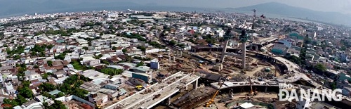     “Thi Cong Cau Vuot Nga Ba Hue” (Construction Site of the Hue T-junction Overpass)