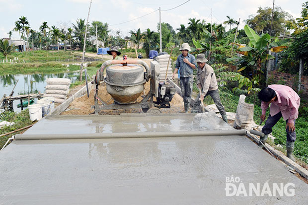 Thi công tuyến đường ra vùng nuôi cá nước ngọt thôn Phú Sơn 1.