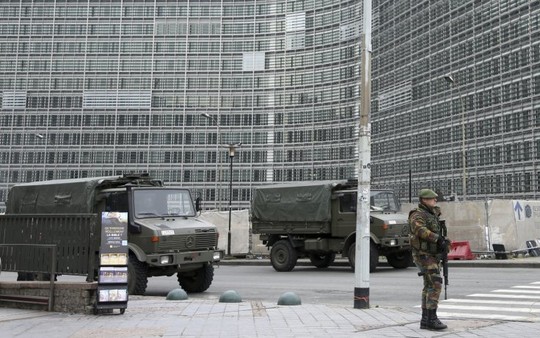 Một binh sĩ Bỉ đứng canh gần xe quân sự bên ngoài trụ sở Ủy ban châu Âu (EC) tại Brussels. Ảnh: Reuters