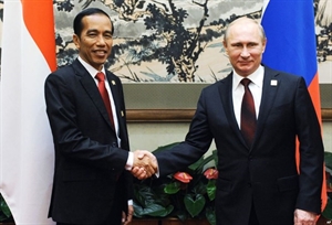 Indonesian President Joko Widodo (L) and Russian President Vladimir Putin 