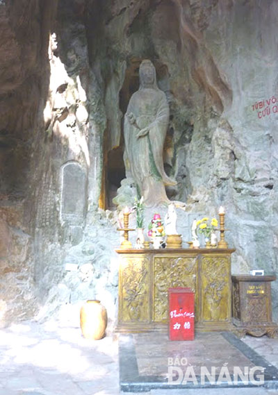 Bên trái của tượng Phật, trên vách động Hoa Nghiêm là tấm bia Phổ Đà Sơn linh trung Phật quý hiếm do nhà sư Huệ Đạo Minh lập năm Canh Thìn 1640.  (nguồn: Báo Đà Nẵng)